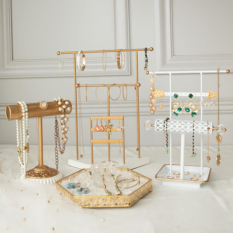 Giá trưng bày vòng đeo tay có khay để đồ