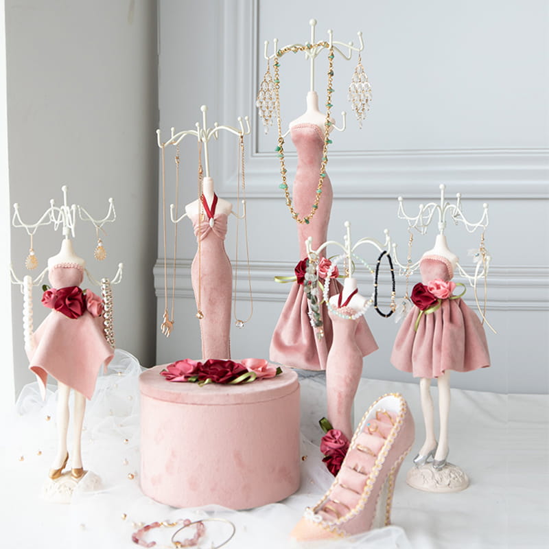 Bộ giá đỡ trưng bày đồ trang sức dòng thời trang màu hồng bao gồm búp bê trang sức bằng nhựa, hộp đựng đồ trang sức hộp Flannel, giá đỡ nhẫn cao gót
