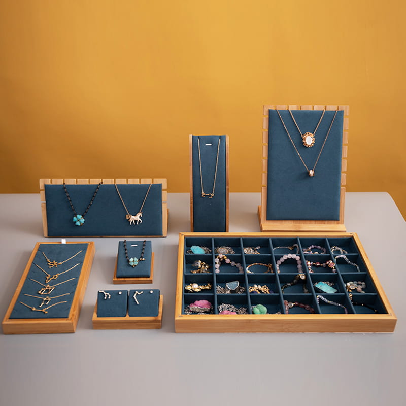 Gian trưng bày đồ trang sức đeo tay gia đình