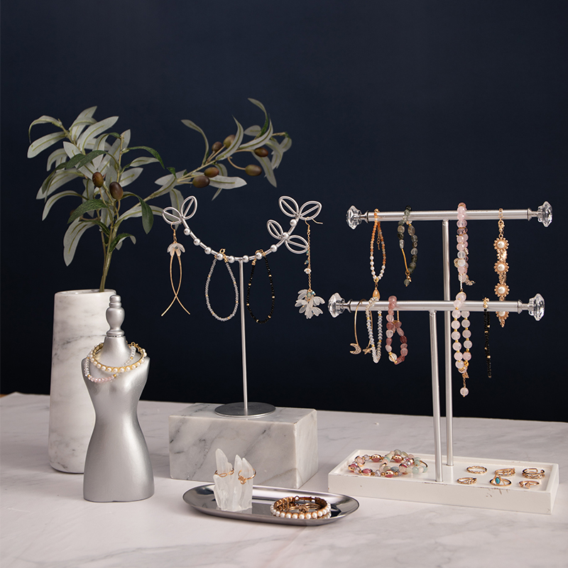 Gian trưng bày đồ trang sức đeo tay gia đình